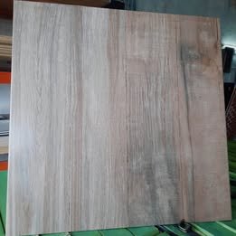 Cerámica Pino oscuro 56x56 de 1ra
